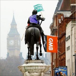Baner undeb y GMB ar gerflun yn Llundain