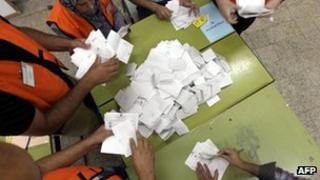 Electoral officials count ballots in the West Bank (21 October 2012)