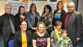 Pump o'r rhai wnaeth ennill cymhwyster yn ddiweddar gyda Dr Gwynne Jones Cyfarwyddwr Addysg Cymru, Elfed Rowlands a staff Genesis
