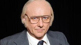 Aneirin Hughes fel Gwynfor Evans