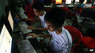 File photo: Vietnamese students using social media