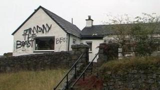 Seann taigh Jimmy Savile ann an Gleann Comhann