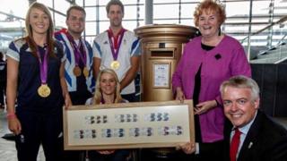 Rhai o'r athletwyr gyda Carwyn Jones a Rosemary Butler yn Y Senedd