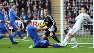 Leon Britton yn clirio'r bel