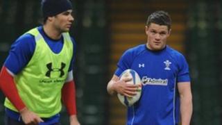 Mike Phillips (chwith) a Tavis Knoyle