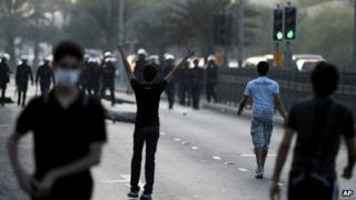 Protesters confront riot police in Daih, Bahrain (6 November 2012)