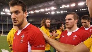 Sam Warburton (chwith) yn gadael y maes wedi'r golled o 20-19 yn erbyn Awstralia ym mis Mehefin