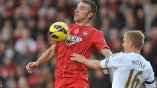 Rickie Lambert o Southampton yn cael y gorau ar Garry Monk