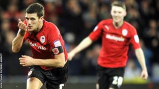 Mark Hudson yn dathlu ar ôl sgorio ail gôl Caerdydd
