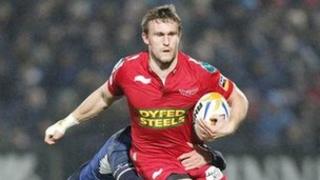 Andy Fenby yn ymosod