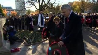 Prif Weinidog Cymru, Carwyn Jones yn gosod torch ger y Gofeb