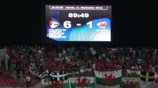 Cefnogwyr Cymru yn Novi Sad
