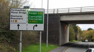 Yr arwydd ger Pont Britannia