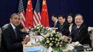 US President Barack Obama (L) holds a bilateral meeting with Chinese Premier Wen Jiabao (R) on the sidelines of the Asean summit in Phnom Penh, 20 Nov 2012