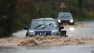 Car drives through flooded road in Worcestershire