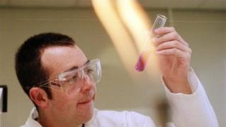Myfyriwr mewn labordy (cyffredinol)