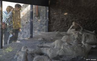 В Помпеях демонстрируются слепки жертв извержения вулкана
