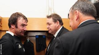 Andrew Hore (chwith) gyda'r prif hyfforddwr Steve Hansen a'r hyfforddwr cynorthwyol Ian Foster ar ôl y fuddugoliaeth dros Gymru.