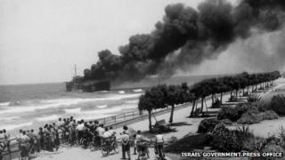 Contemporary photo of the Altalena on fire
