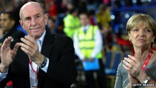 Roger a Carol Speed yng ngêm deyrnged Gary Speed, Cymru v Costa Rica