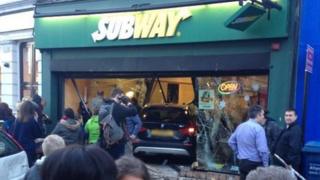 Car yn siop Subway Aberdâr