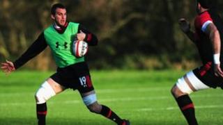 Capten Cymru Sam Warburton yn ymarfer