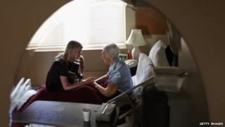 Смертельно больная жительница хосписа со своим музыкальным терапевтом в Лейквуде, штат Колорадо, США