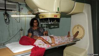 Женщина в Индии, проходящая лечение в Гуджаратском онкологическом и исследовательском институте в Ахмедабаде