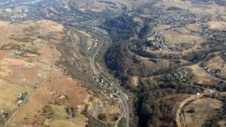 Rhan o ffordd yr A465 rhwng Gilwern yn Sir Fynwy a Brynmawr ym Mlaenau Gwent