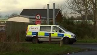 Car heddlu ar y safle yn Shirenewton