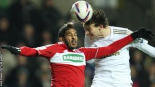 Michu yn ennill y bêl yn yr awyr
