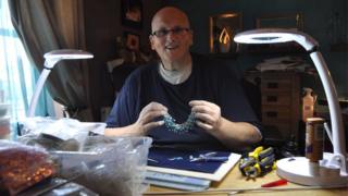 Пол Мейсон держит ожерелье ручной работы