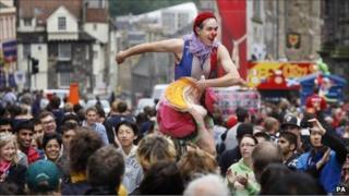 Performer on Royal Mile on last day of the Fringe festival