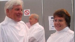 Cafodd Edward a Gwyneth Morus Jones eu hurddo i'r Orsedd gyda'i gilydd yn 2003