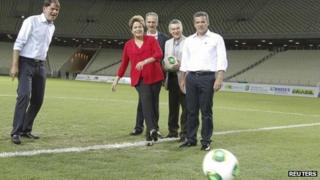 Президент Бразилии Дилма Руссефф бьет по мячу на арене Кастелао 16 декабря