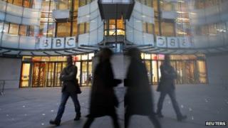 Люди выходят из дома новостей BBC в день публикации Поллард Ревью