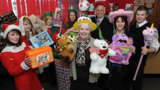 Rhai o ddisgyblion Ysgol Tre-Gib, dirprwy'r ysgol Claire Williams, Arweinydd y Cyngr Kevin Madge a'r dirprwy arweinydd Pam Palmer