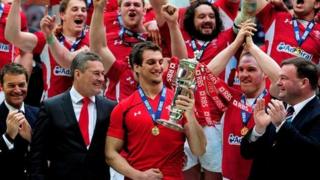 Carfan Cymru yn dathlu cipio'r Gamp Lawn 2012