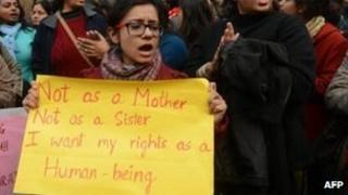 Индийские протестующие протестуют против студенческого группового изнасилования 27 декабря 2012 года