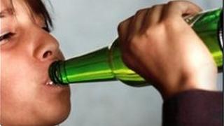 Person ifanc yn yfed alcohol (cyffredinol)