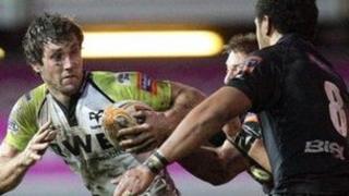 Andrew Bishop yn ceisio osgoi Toby Faletau