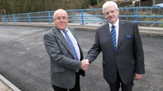Arweinydd Powys, David Jones, ac arweinydd Castell-nedd Port Talbot, Ali Thomas