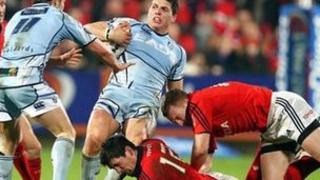 Richard Smith o'r Gleision yn cael ei daclo gan James Downey a Keith Earls