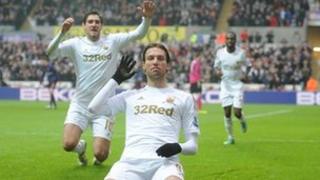 Michu yn dathlu ei gôl yn erbyn Arsenal ddydd Sul