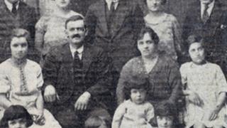 Fred Crowe a’i deulu - llun ym mhapur yr Evening Leader ym Mehefin 1925.