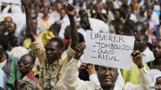 Люди из северной части Мали выступают против захвата или их родного региона туарегами и исламистскими повстанцами в столице страны Бамако, 10 апреля 2012 года