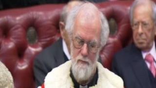 Cafodd Dr Rowan Williams ei dderbyn i Dŷ'r Arglwyddi ddydd Mawrth