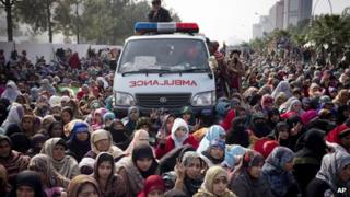 Supporters of Tahirul Qadri listen to his speech in Islamabad - 16 January