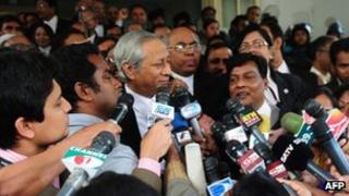 Генеральный прокурор Бангладеш Махбубей Алам беседует с журналистами после вынесения приговора в здании Международного трибунала по уголовным делам в Дакке 21 января 2013 года.