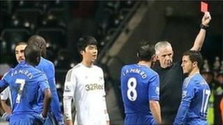 Cafodd Eden Hazard ei anfon oddi ar y cae yn y gêm nos Fercher